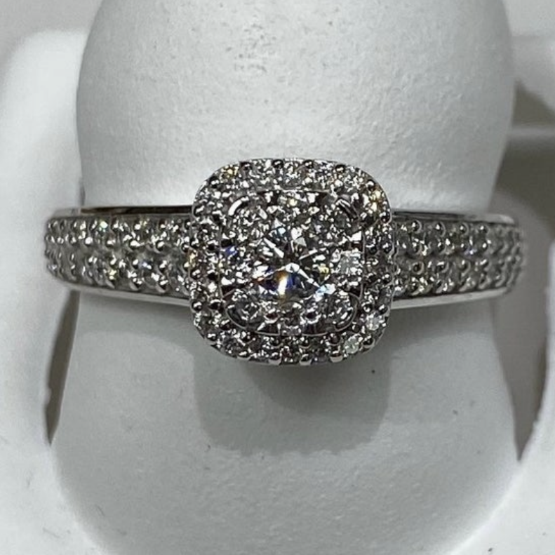 18K White Gold Diamond Engagement Ring