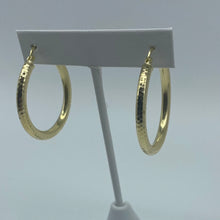 Load image into Gallery viewer, 1.5&quot; 10K Gold Hammer Finish Hoop Earrings

