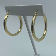 Load image into Gallery viewer, 1.5&quot; 10K Gold Hammer Finish Hoop Earrings
