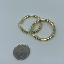 Load image into Gallery viewer, 1.5&quot; 10K Gold Hammer Finish Hoop Earrings
