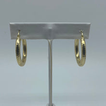 Load image into Gallery viewer, 1&quot; 10K Gold Hammer Finish Hoop Earrings
