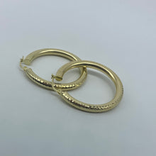 Load image into Gallery viewer, 1.5&quot; 10K Gold Hammer Finish Hoop Earrings
