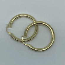 Load image into Gallery viewer, 1.5&quot; 10K Gold Hammer Finish Hoop Earrings
