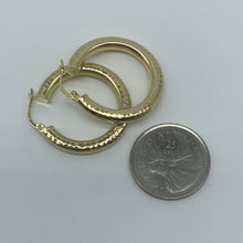 Load image into Gallery viewer, 1&quot; 10K Gold Hammer Finish Hoop Earrings
