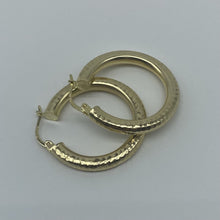 Load image into Gallery viewer, 1&quot; 10K Gold Hammer Finish Hoop Earrings
